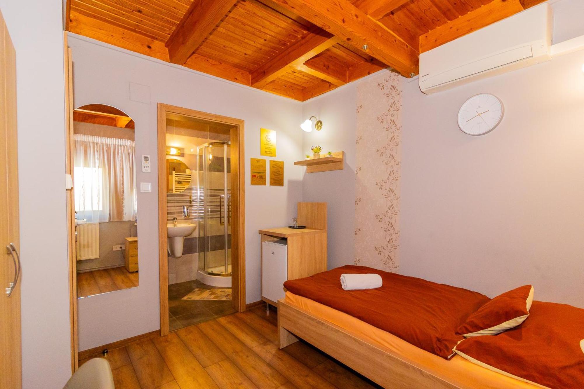 Tisza Panzio Es Apartman Tiszaújváros Exterior foto