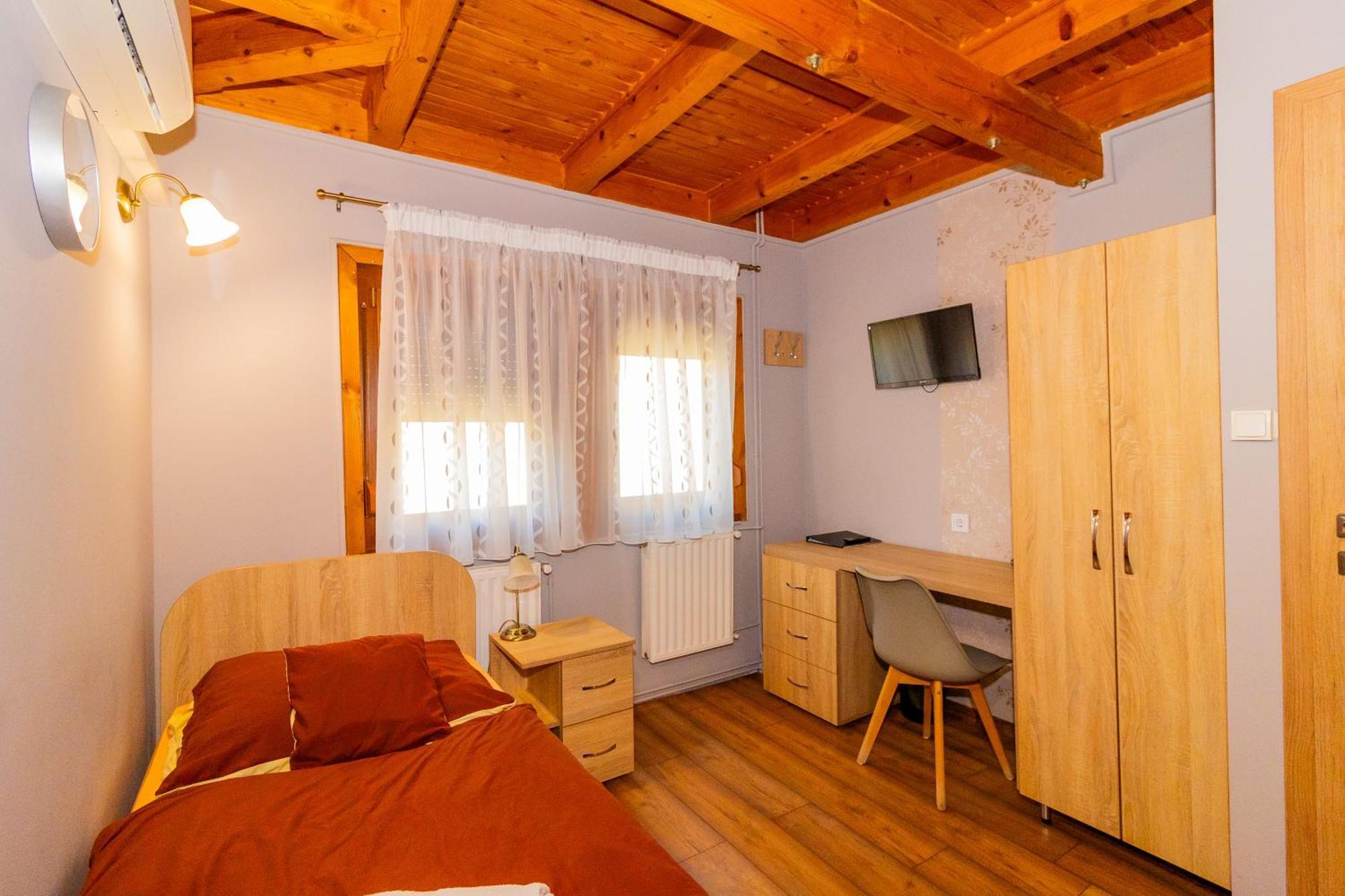 Tisza Panzio Es Apartman Tiszaújváros Exterior foto